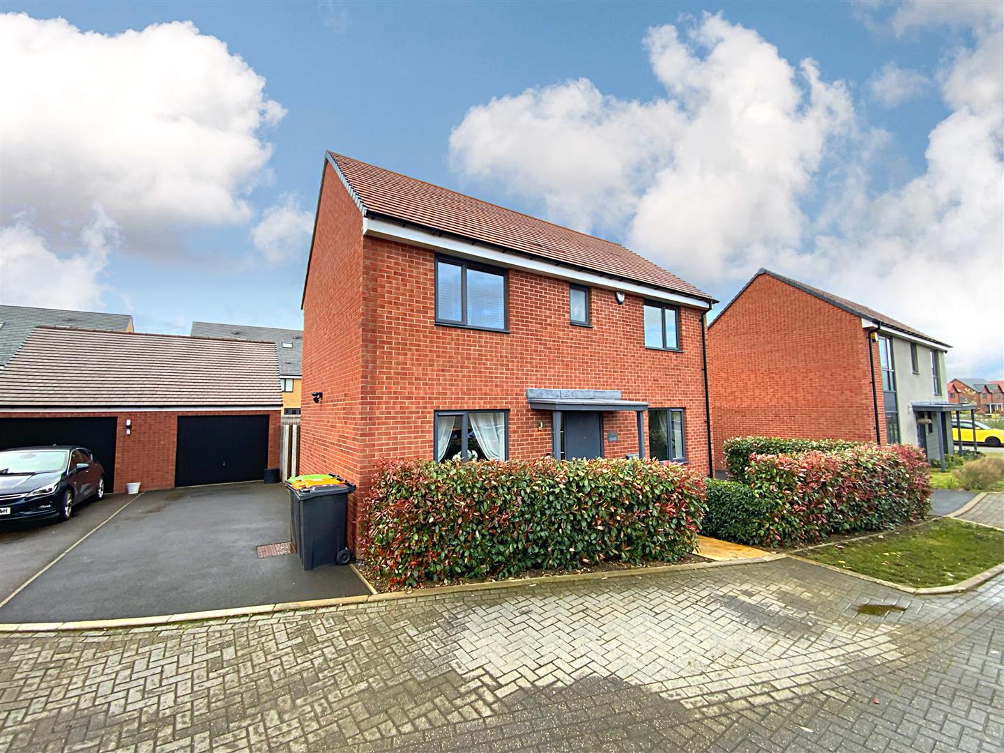 3 bed property in Buckworth Drive, Bedford
